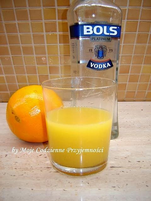 Sok pomarańczowy w drinku Screwdriver – przepis na popularny koktajl