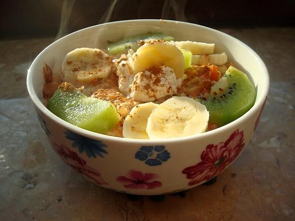 Owsianka marchewkowa z bananem i kiwi