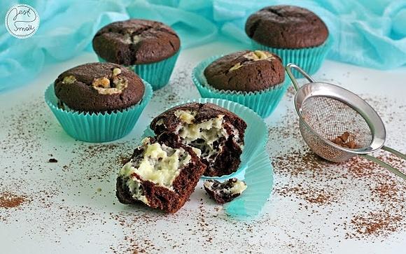 Kakaowe muffinki nadziane kremowym serkiem