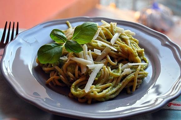 Spaghetti z pesto z awokado