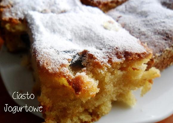 Jogurtowe ciasto z owocami i sodą
