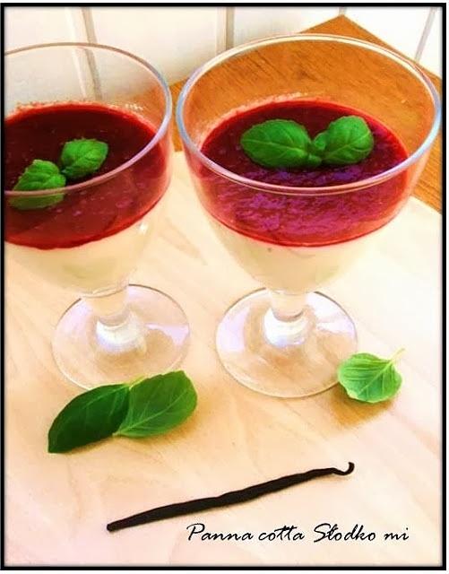 Panna cotta z musem truskawkowym