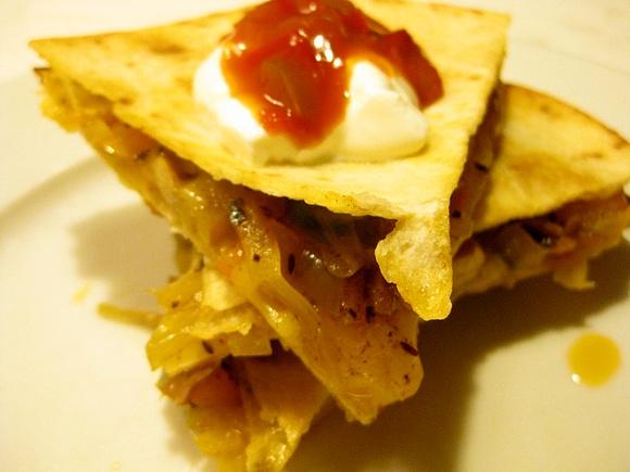 Quesadilla z kurczakiem i warzywami – szybka przekąska i kolacja