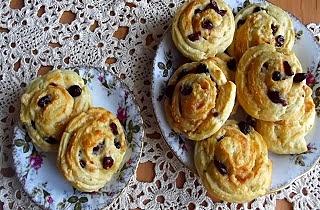 Kąski drożdżowe z marcepanem, żurawiną i mascarpone