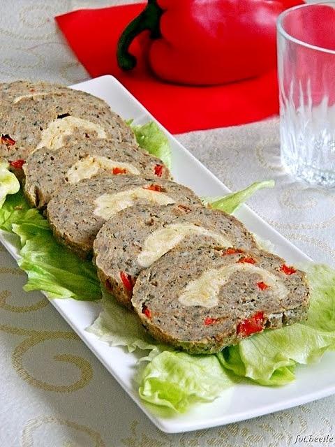 Rolada mięsna z omletem, papryką i pieczarkami