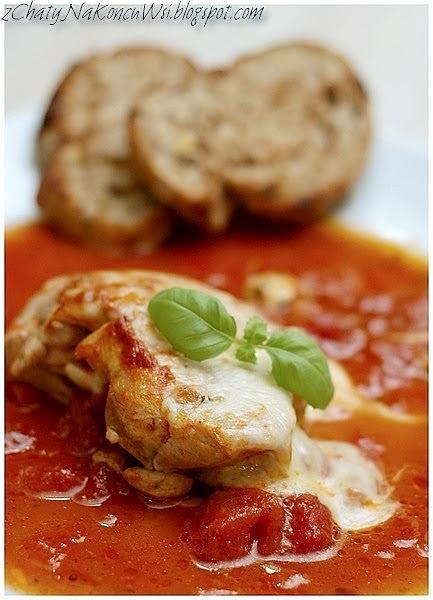 Kurczak w sosie pomidorowym z mozzarellą