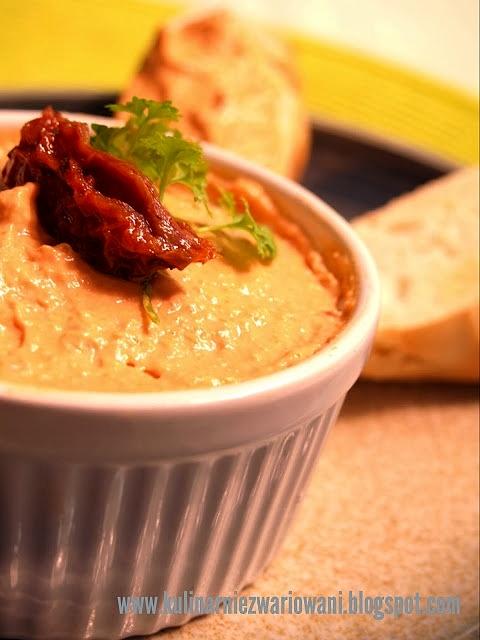 Pasta z suszonych pomidorów i sera Camembert