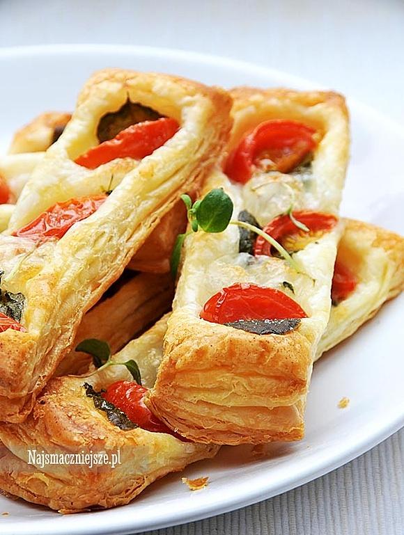 Ciasto francuskie z oregano i pomidorkami