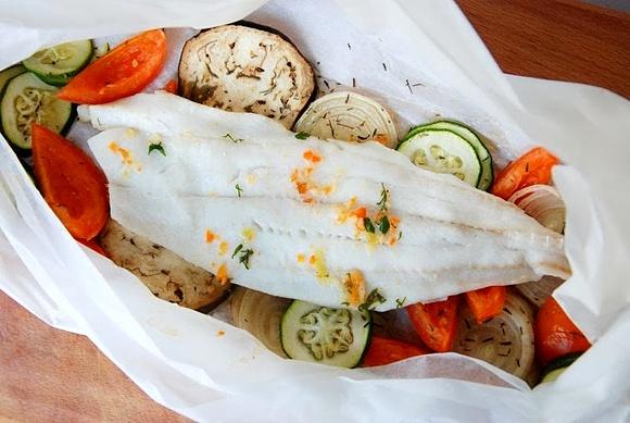 Halibut z warzywami w papilotkach