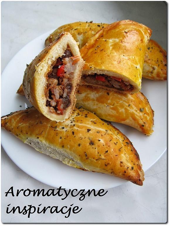 Empanadas z mięsem i rodzynkami