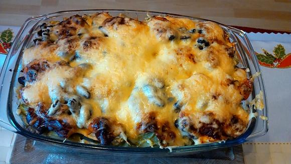 Zapiekanka z razowym penne, indykiem, pieczarkami i warzywami