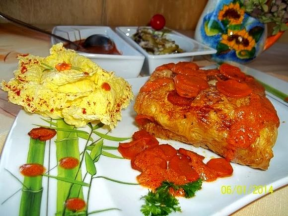 Kasza z mięsem i grzybami w kapuścianych liściach