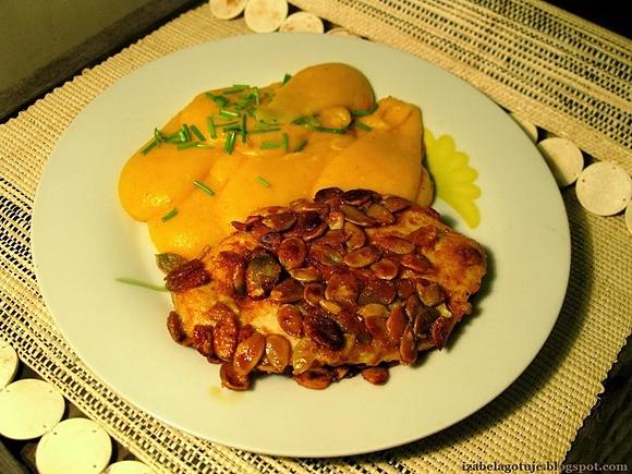 Kurczak w pestkach dyni z puree ziemniaczanym i marchewką z nutą pomarańczy