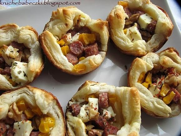 Ciasto francuskie z salami i serem feta szybka przekąska