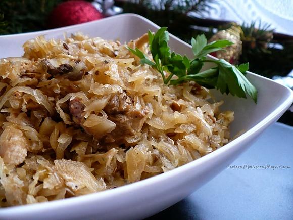 Bigos noworoczny z kapustą, mięsem i grzybami