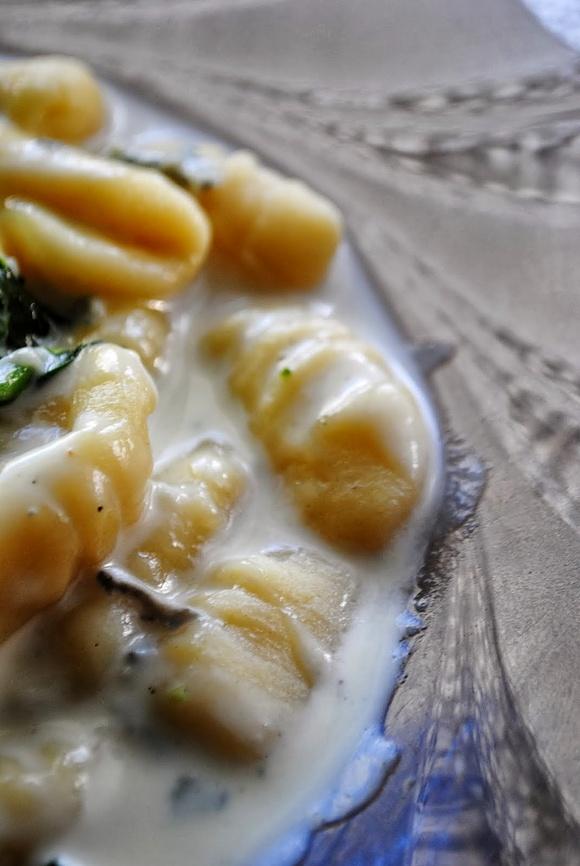 Gnocchi z sosem gorgonzola i szpinakiem