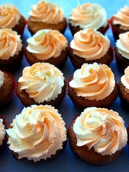 Muffinki z białą czekoladą i suszonymi morelami