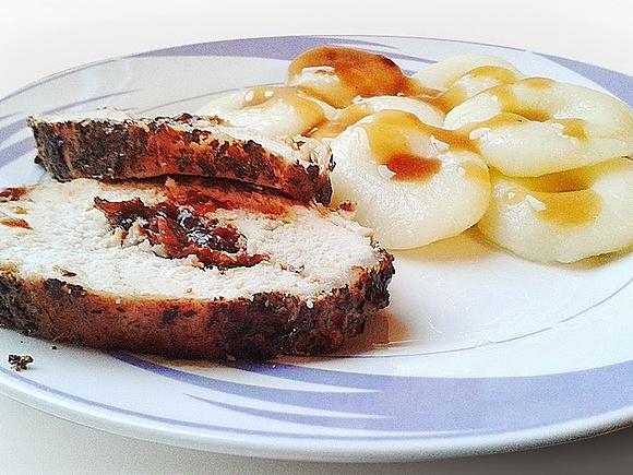 Schab ze śliwką i kluskami śląskimi
