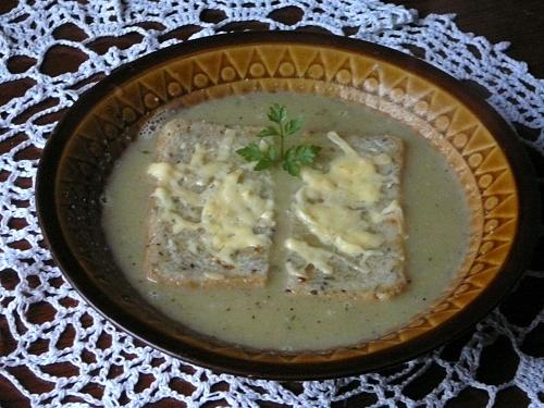 Zupa cebulowa z serowymi grzankami
