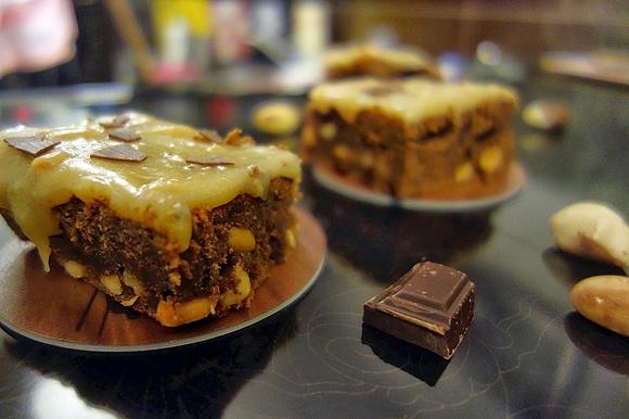 Brownie z karmelem i orzeszkami ziemnymi