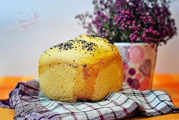 Prosty chlebek z czarnuszką - przepis na pieczywo do maszyny