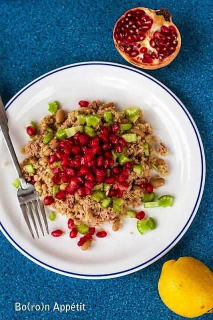 Salatka z quinoa, selerem naciowym, tuńczykiem i granatem