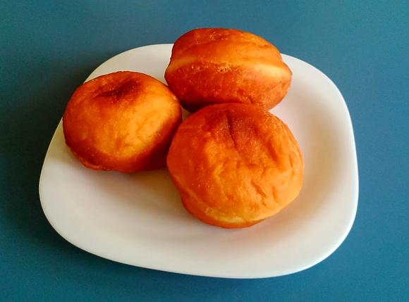Pączki bomboloni z konfiturą malinową