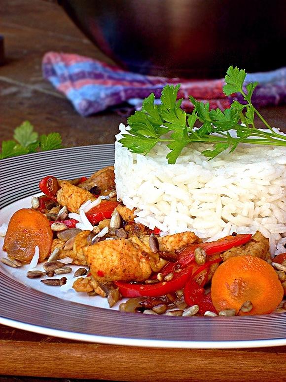 Kurczak w sosie sojowym z curry, papryką czerwoną, marchewką i pieczarkami