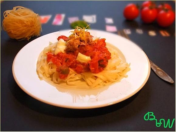 Linguine z tuńczykiem oliwkami i mozzarellą