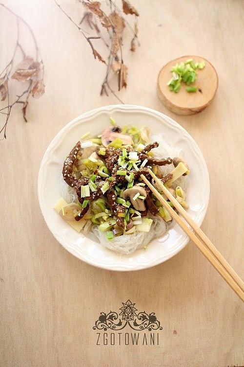 Makaron vermicelli z wołowiną w sezamie