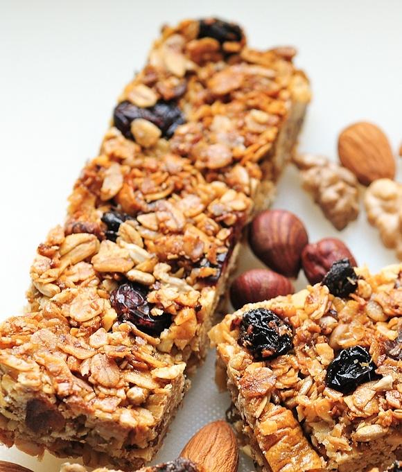 Domowe batoniki muesli z żurawiną, płatkami owsianymi i orzechami laskowymi