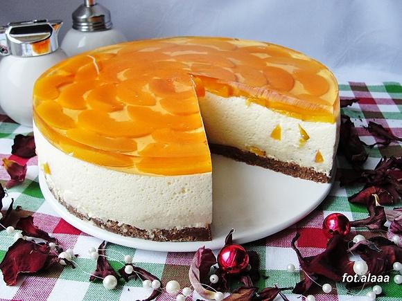 Sernik brzoskwiniowy na zimno na wafelkowym spodzie