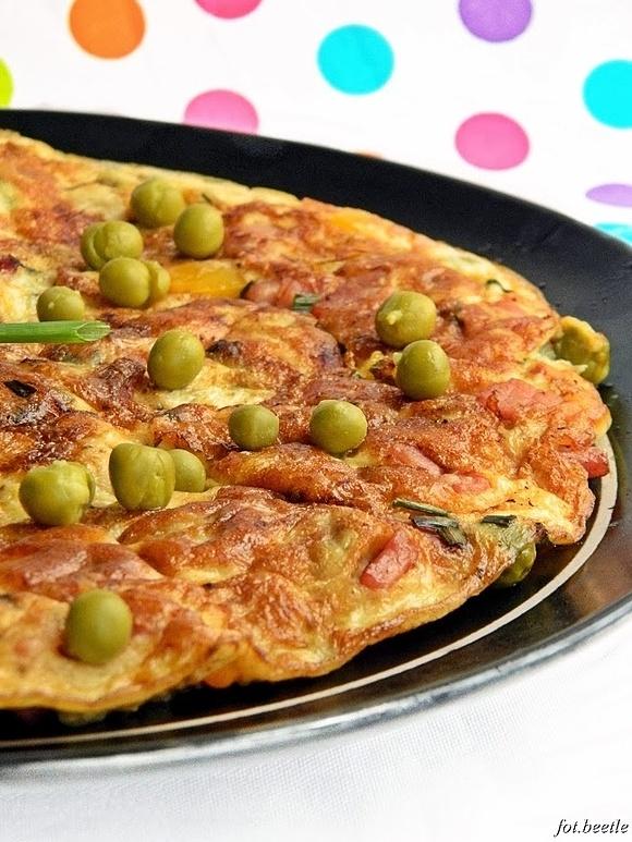 Omlet z boczkiem i groszkiem