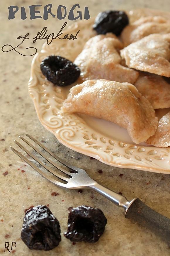Razowe pierożki z wędzoną śliwką