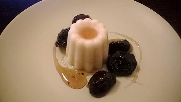 Manjar branco - kokosowy pudding z syropem z suszonych śliwek