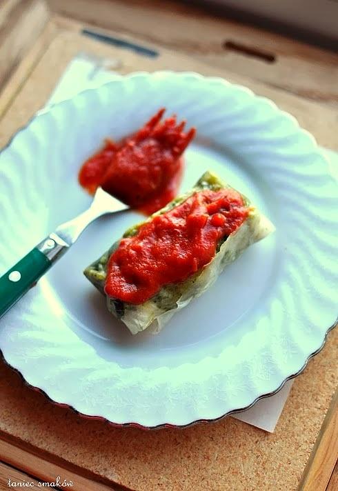 Pieczone spring rollsy z sosem pomidorowym i warzywami