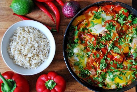 Menemen turecka jajecznica z papryką i pomidorami