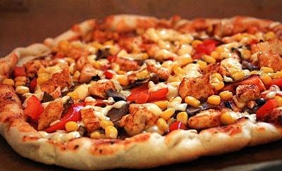 Domowa pizza na cienkim spodzie z kurczakiem