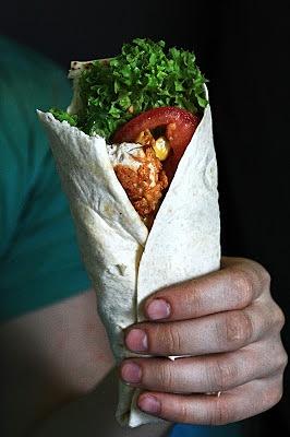 Tortilla z kurczakiem w płatkach kukurydzianych