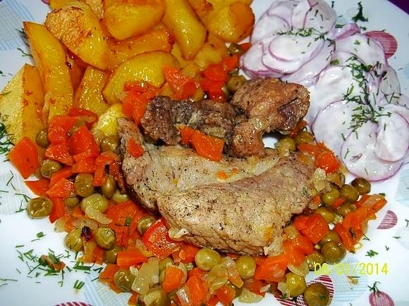 Łopatka duszona w warzywach marchewce groszku i cebuli