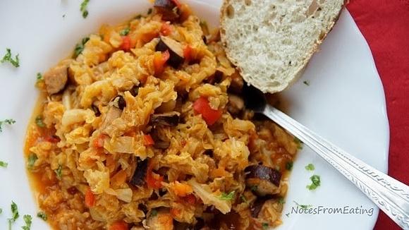 Bigos z włoskiej kapusty z kiełbasą i papryką