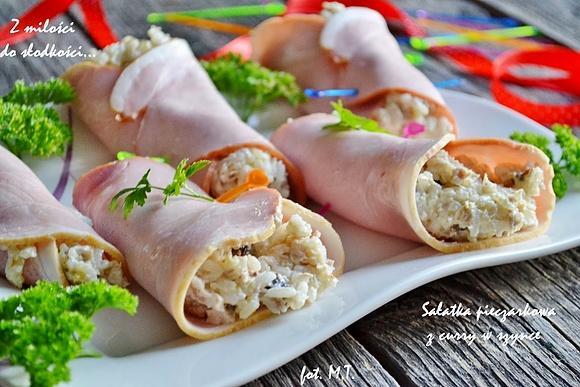 Sałatka pieczarkowa z curry owinięta szynką