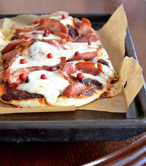 Pizza podhalańska z bryndzą, boczkiem i śliwkami