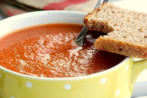 Krem z czerwonej soczewicy, pomidorów, tymianku i rozmarynu