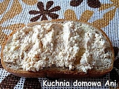 Pasta serowa z mieloną papryką
