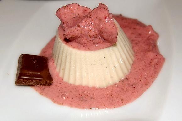 Panna Cotta - włoski deser z truskawkami i czekoladą