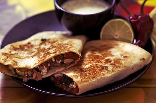 Tortille z kurczakiem, warzywami i serem feta