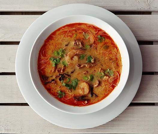 Tajska zupa z pastą tom yum i mlekiem kokosowym