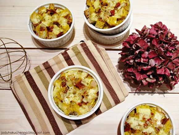 Wytrawny pudding chlebowy z suszonymi pomidorami