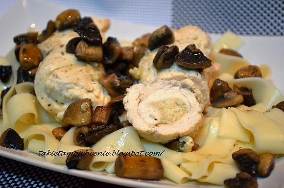 Roladki z fetą i pieczarkami z makaronem pappardelle